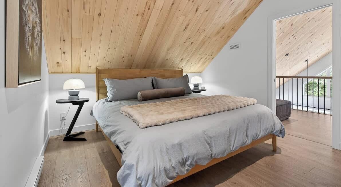 Een strijkplank/strijkijzer, reisbedje, gratis wifi, beddengoed