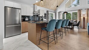 Coffee/tea maker, fridge, microwave, oven - 13 guests / 4 baths | Luxury chalet + Spa | Quebec (Shannon)