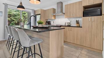 Coffee/tea maker, fridge, microwave, oven