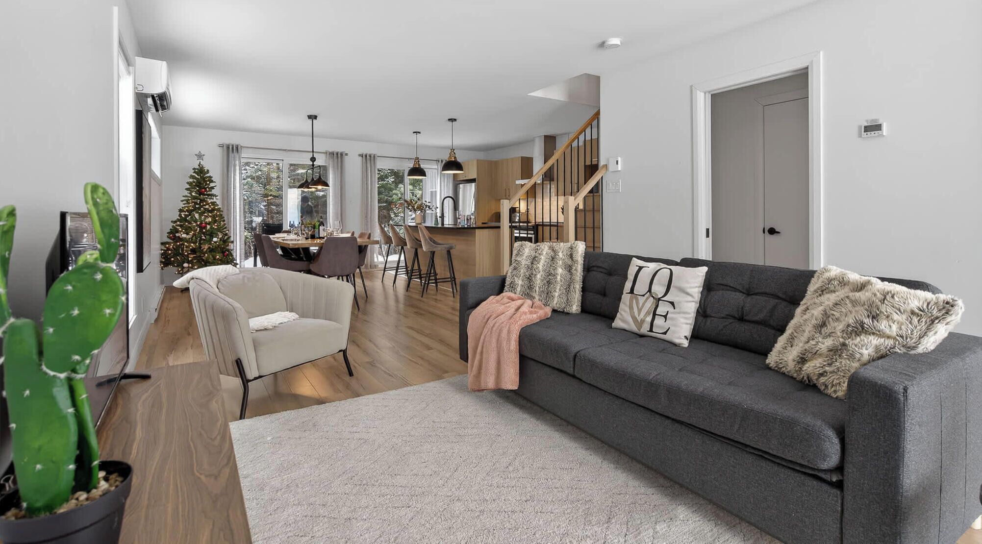 Smart TV, fireplace