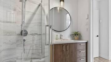 Dusche, Haartrockner, Handtücher, Shampoo