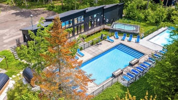 Una piscina al aire libre, una piscina climatizada