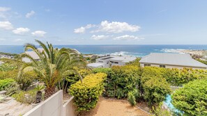 A residential area with a view of the ocean, houses, and a swimming pool. - Stunning 2-bedroom apartment in gorgeous Camps Bay - 5 mins from the beach. (Cape Town)