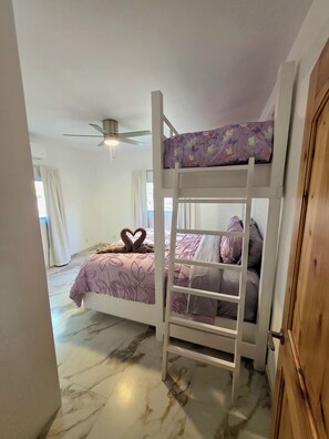 2 habitaciones, tabla de planchar con plancha, wifi y ropa de cama 