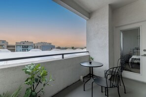 Outdoor dining - Luxury in the Heart of Marina Del Rey - Near Beach / Private Pool/Spa / Gym (Los Angeles)