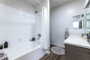 Hair dryer, towels, soap, toilet paper - Luxury in the Heart of Marina Del Rey - Near Beach / Private Pool/Spa / Gym (Los Angeles)