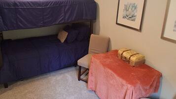 2 habitaciones, tabla de planchar con plancha, wifi y ropa de cama