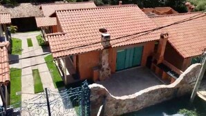 A residential area with red-tiled roofs, a stone wall, and a green door. - Cozy chalet in Conceição do Ibitipoca, 800 meters from the town center. (Conceição da Ibitipoca)