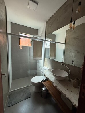 Douche, serviettes fournies, papier de toilette