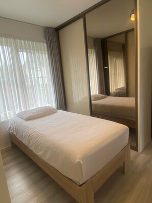 3 bedrooms, iron/ironing board, travel cot, free WiFi - Family-Friendly Villa w/ Garden & Pool 20 minutes from Amsterdam (Vinkeveen)