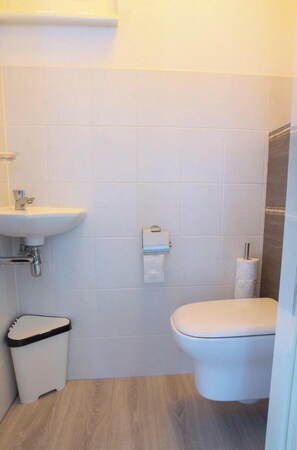 Shower, jetted bath, hair dryer, towels - Family-Friendly Villa w/ Garden & Pool 20 minutes from Amsterdam (Vinkeveen)
