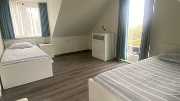 3 slaapkamers, een strijkplank/strijkijzer, reisbedje, gratis wifi