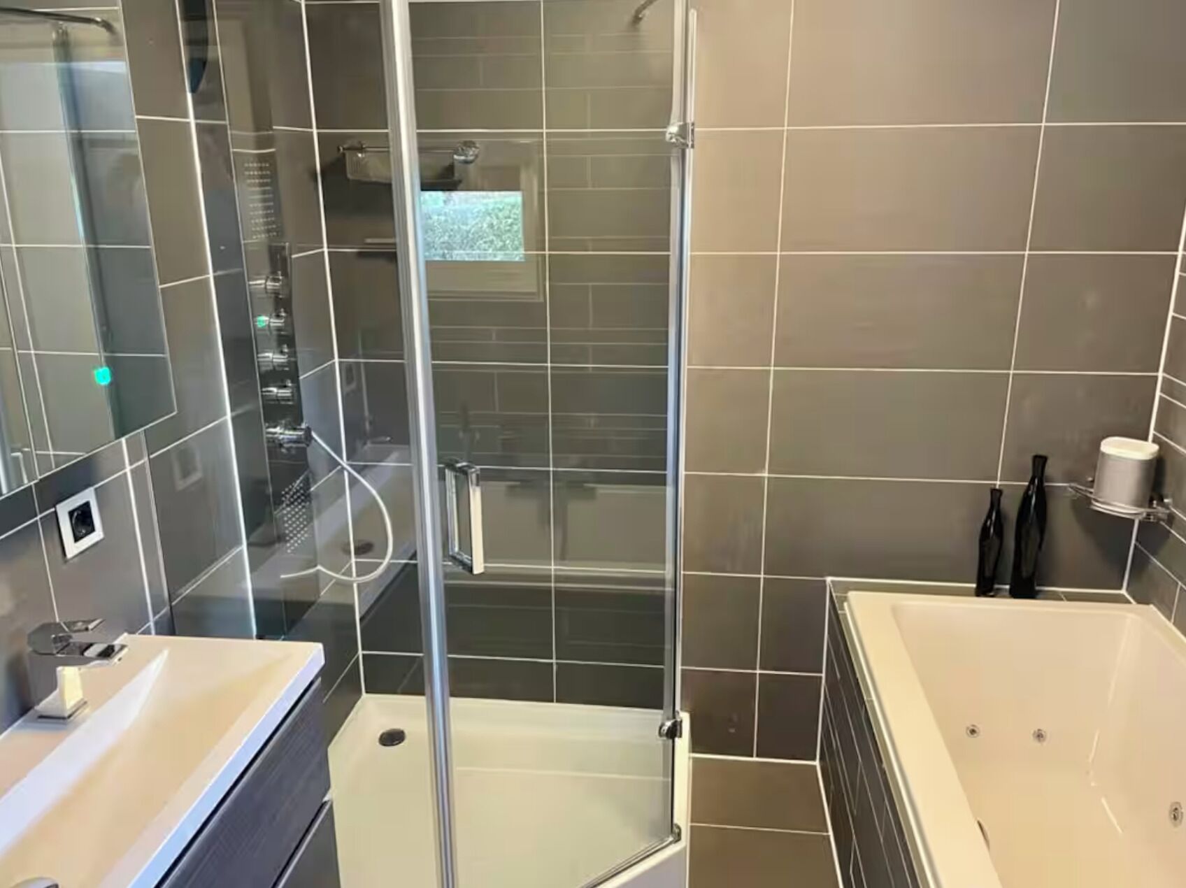 Douche, baignoire à jets, sèche-cheveux, serviettes fournies