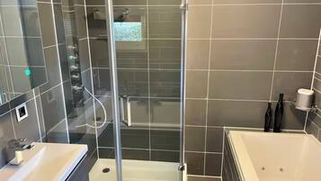 Douche, baignoire Ă jets, sĂšche-cheveux, serviettes fournies