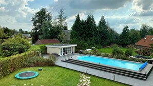 A backyard with a swimming pool, a trampoline, and a small shed. - Sunny Pool Villa at Vinkeveense Plassen | 20 Min from Amsterdam (Vinkeveen)