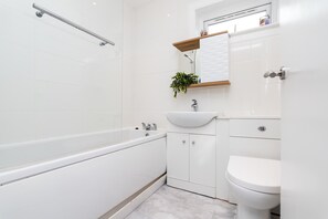 Shower, hair dryer, towels, shampoo - Fife Coast Stay with Parking & Garden in Rosyth - WiFi (Rosyth)