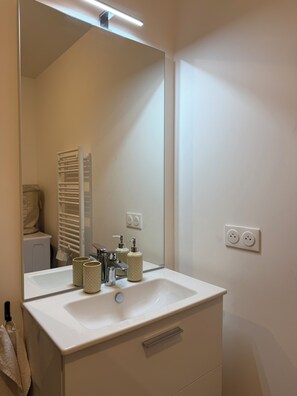 Shower, towels, soap, toilet paper - Le Cocon Persan (Persan)