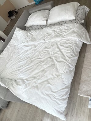 1 dormitorio, tabla de planchar con plancha, wifi y ropa de cama