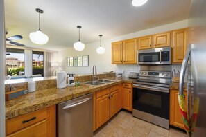 Fridge, microwave, oven, stovetop - NEW! Waikoloa Village Retreat - Charming 1BR Condo (Waikoloa Village)