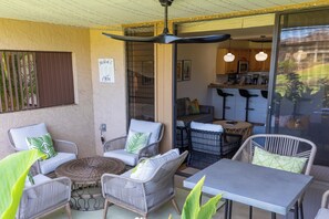 Outdoor dining - NEW! Waikoloa Village Retreat - Charming 1BR Condo (Waikoloa Village)