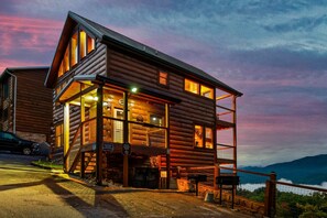Exterior - FreeDollywoodTix•Views•Pool•Luxury•Modern•HotTub (Gatlinburg)