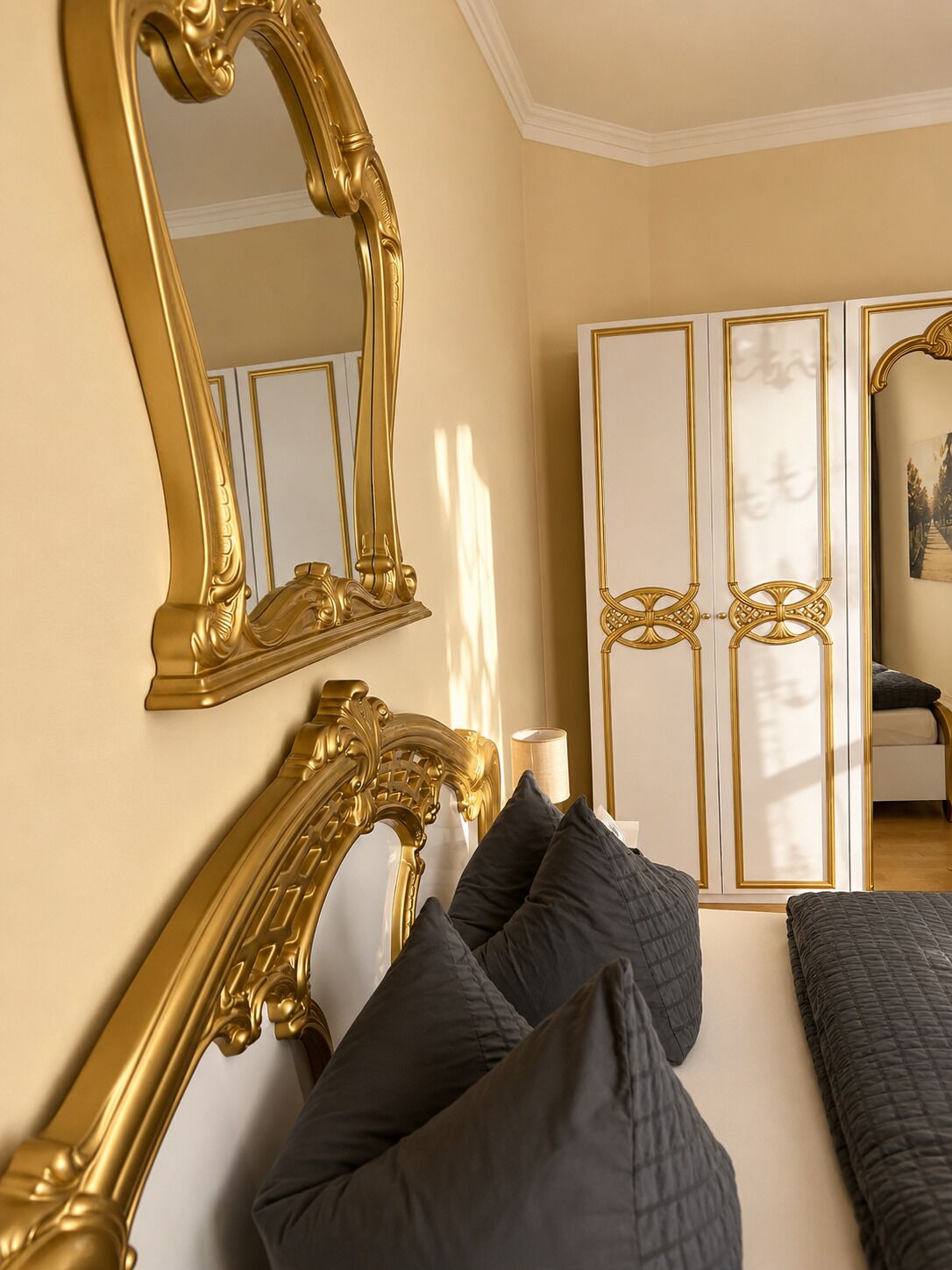 Una habitación con una cama, un espejo grande y un armario con espejo.