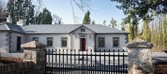 Tranquil 7-bedroom villa in charming Dundrum perfect for groups and families.