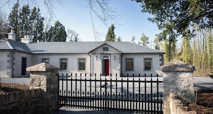 Tranquil 7-bedroom villa in charming Dundrum perfect for groups and families.