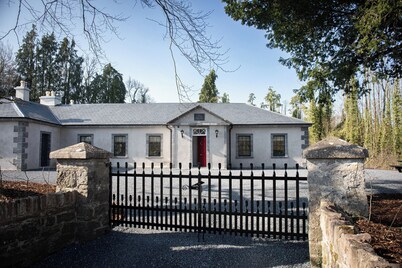 Tranquil 7-bedroom villa in charming Dundrum perfect for groups and families.