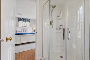 Hair dryer, towels, soap, toilet paper - Modern, Newly Renovated, 3-bed Peach Tree House (Chatham)