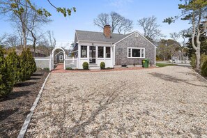 Exterior - Modern, Newly Renovated, 3-bed Peach Tree House (Chatham)
