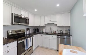 Private kitchen - Modern, Newly Renovated, 3-bed Peach Tree House (Chatham)
