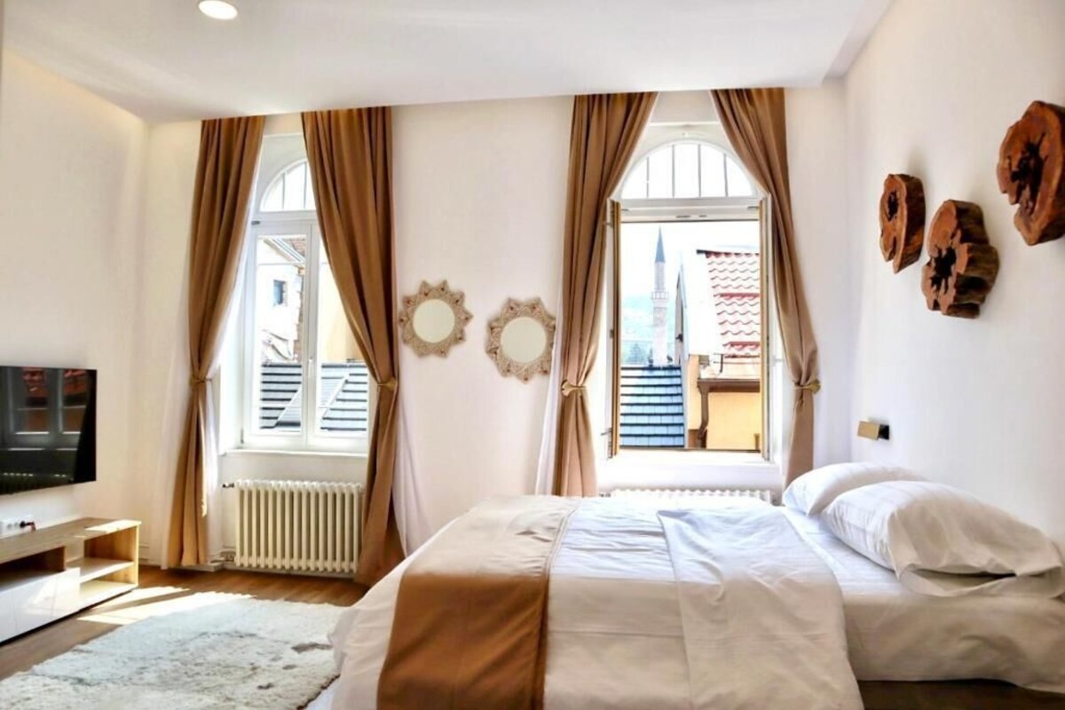 Apartamento superior, vista para a cidade | Cofres nos quartos, cortinas blackout, ferros/tábuas de passar roupa