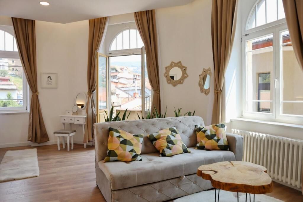Deluxe Apartment, City View | Living area