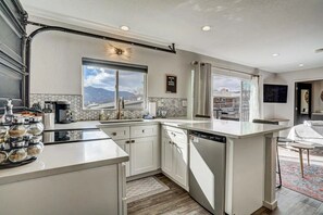 Microwave, oven, stovetop, coffee/tea maker - PeakView Lil Lux! Hot Tub & Mountain Views (Colorado Springs)