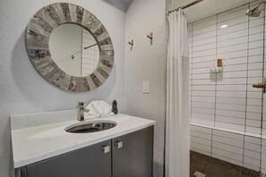 Shower, hair dryer, towels, soap - PeakView Lil Lux! Hot Tub & Mountain Views (Colorado Springs)