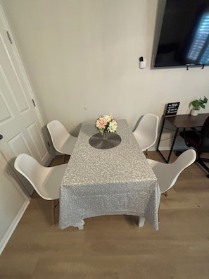 Dining - Comfy & Private Apt near SeaWorld, Lackland AFB & Downtown. (San Antonio)
