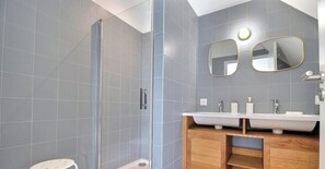 Shower, hair dryer, towels - l'Escale 1909 - QUEBRIAC (QUEBRIAC)