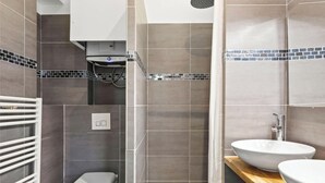 A bathroom with a shower, toilet, and sink. - Suite Lumineuse en plein coeur du Marais (Paris)
