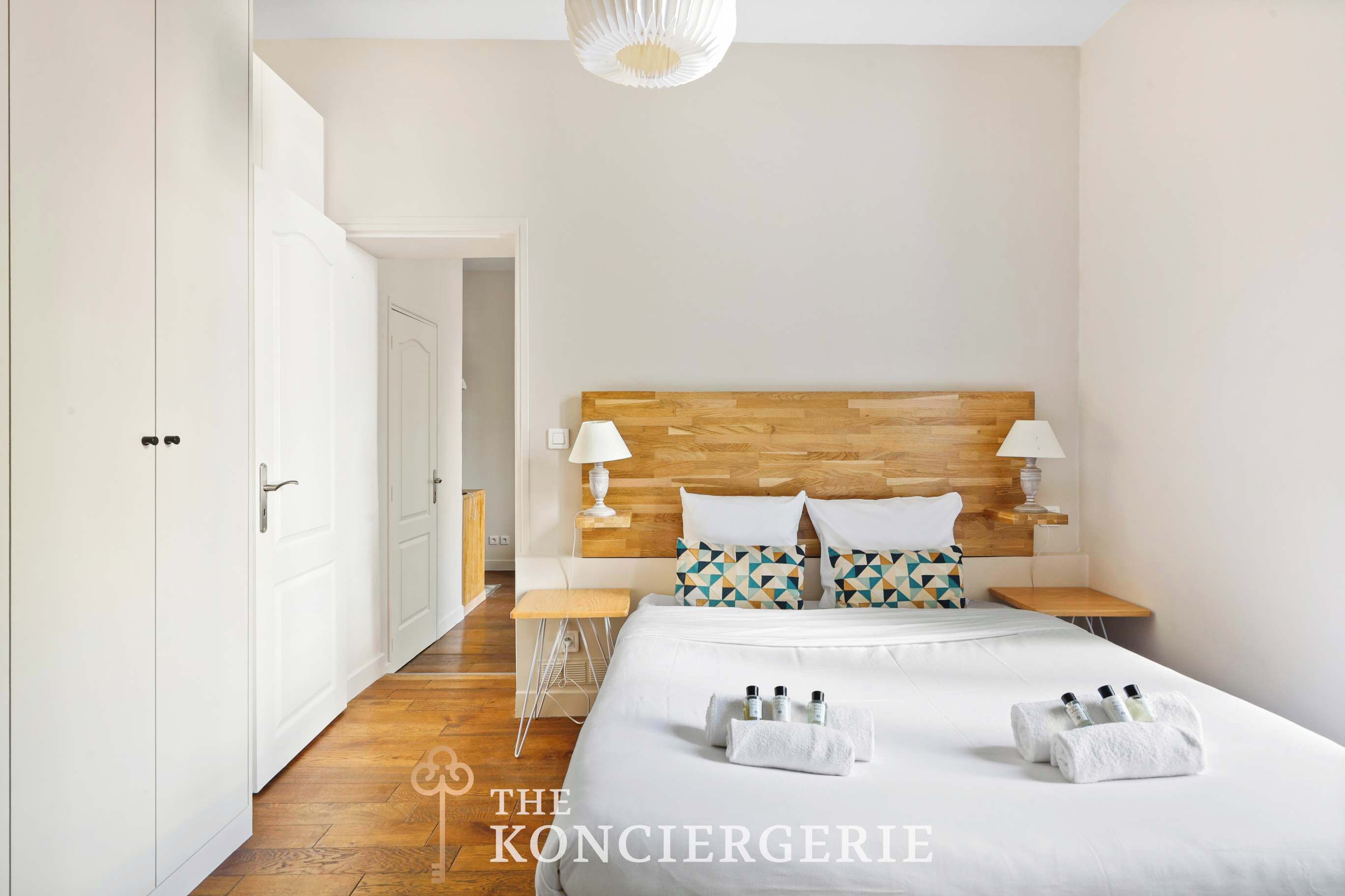 Tabla de planchar con plancha, wifi, ropa de cama