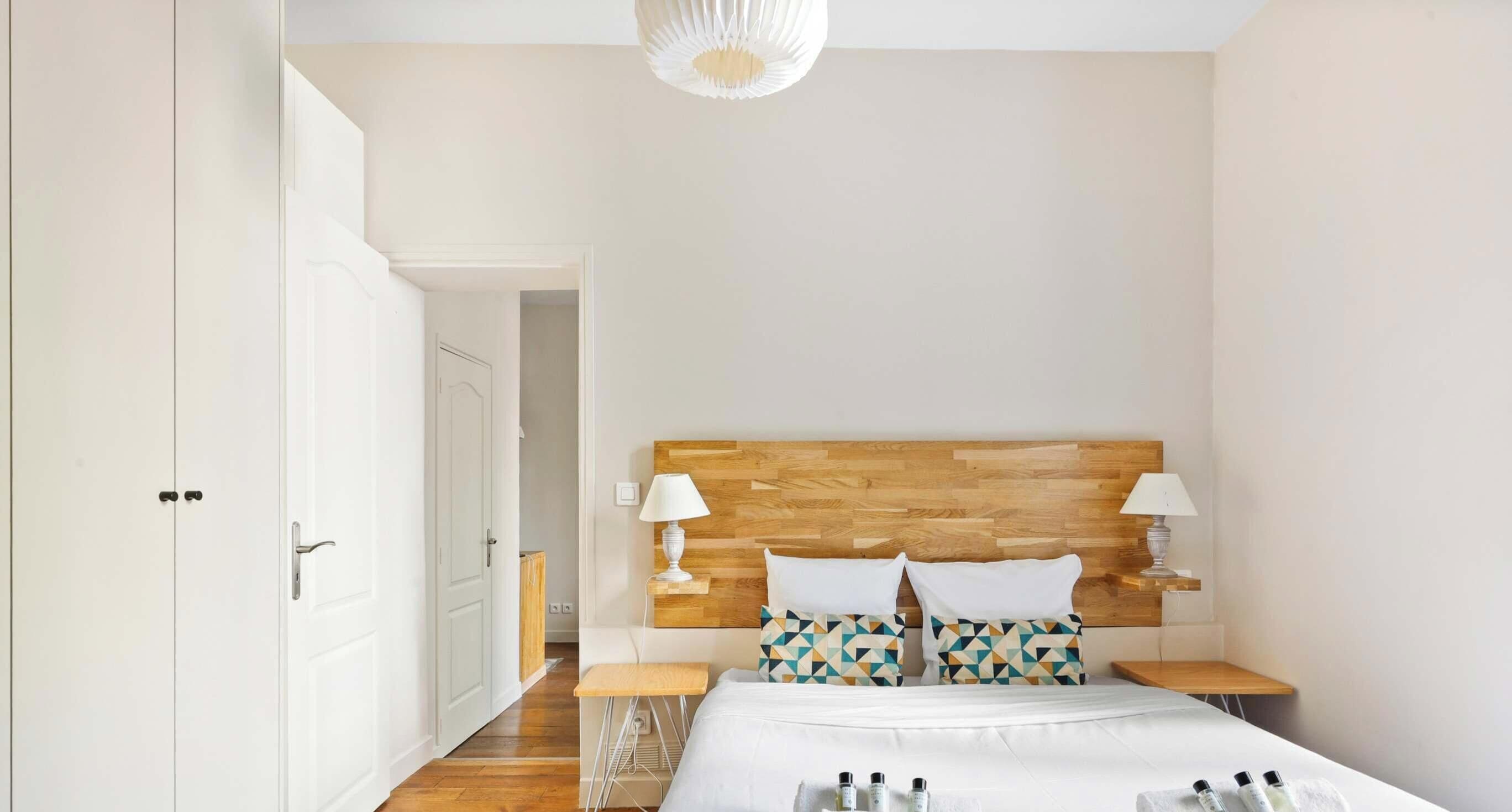 Desk, iron/ironing board, WiFi, bed sheets