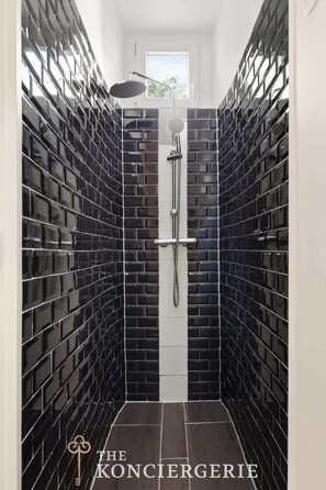 Douche, sèche-cheveux, serviettes fournies