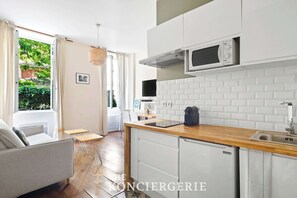 Réfrigérateur, micro-ondes, cafetière/bouilloire, bouilloire électrique