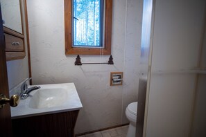 Bathroom - Hummingbird Cabin at Timber Bay (Babbitt)