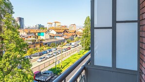 A balcony with a view of a parking lot and buildings in the background. - In Turin bright apartment, for those seeking comfort and tranquility (Torino)