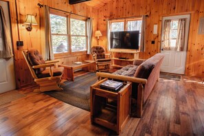 Living area - The Martin Cabin at Timber Bay (Babbitt)