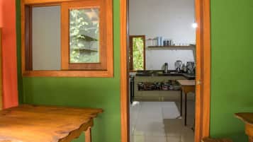 Refrigerador, microondas, tetera/pava eléctrica, utensilios de cocina