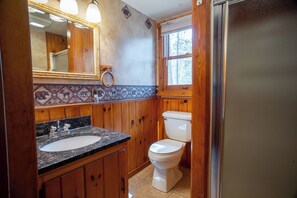 Bathroom - The Lynx Cabin at Timber Bay (Babbitt)
