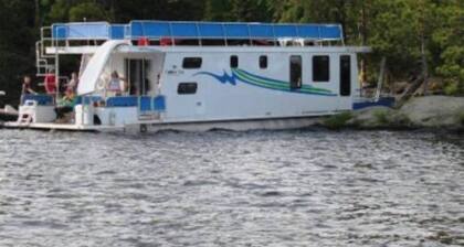 The Otter Houseboat at Timber Bay