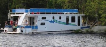 The Otter Houseboat at Timber Bay